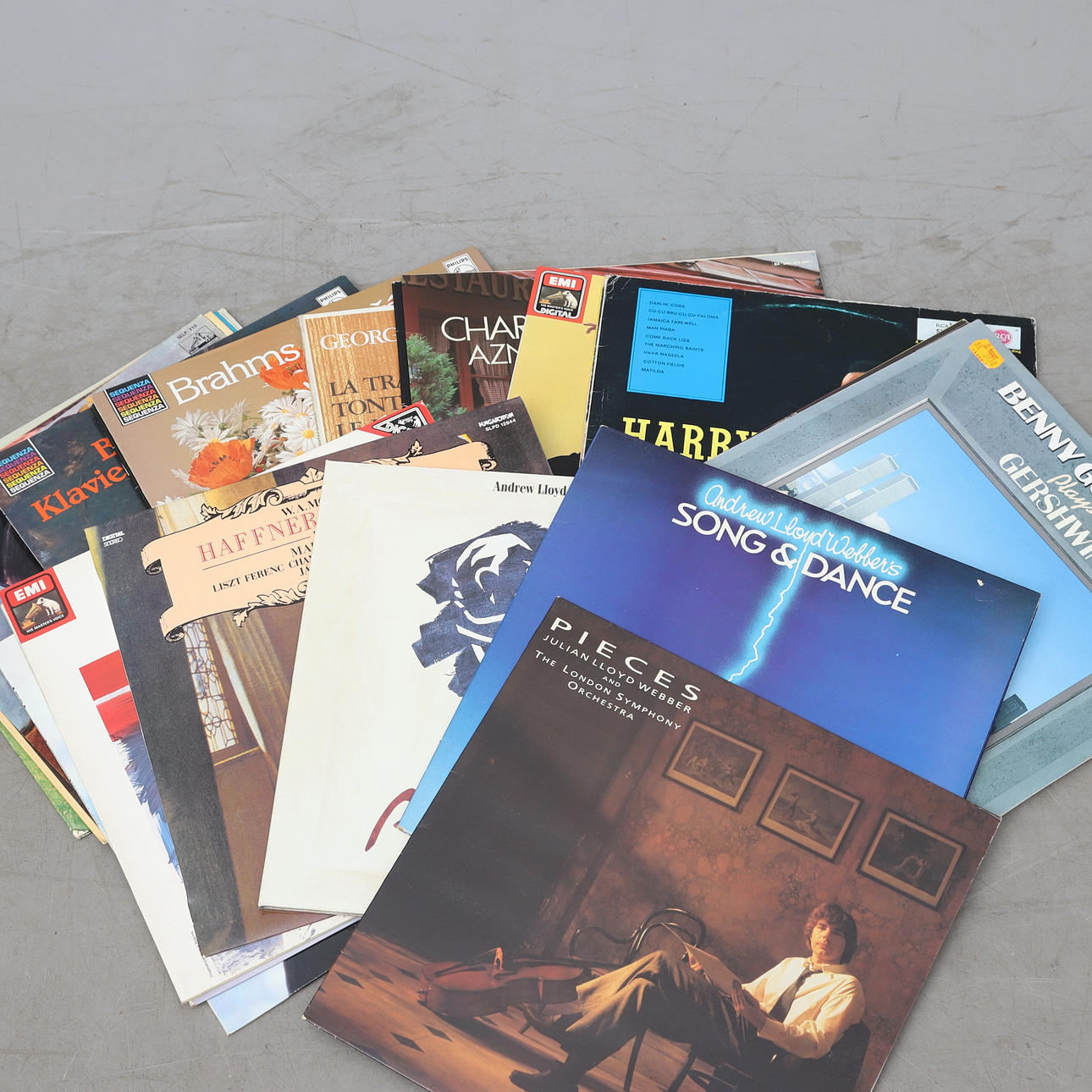 LOT LPs, b.la. Edith Piaf, Jaques Brel et al.