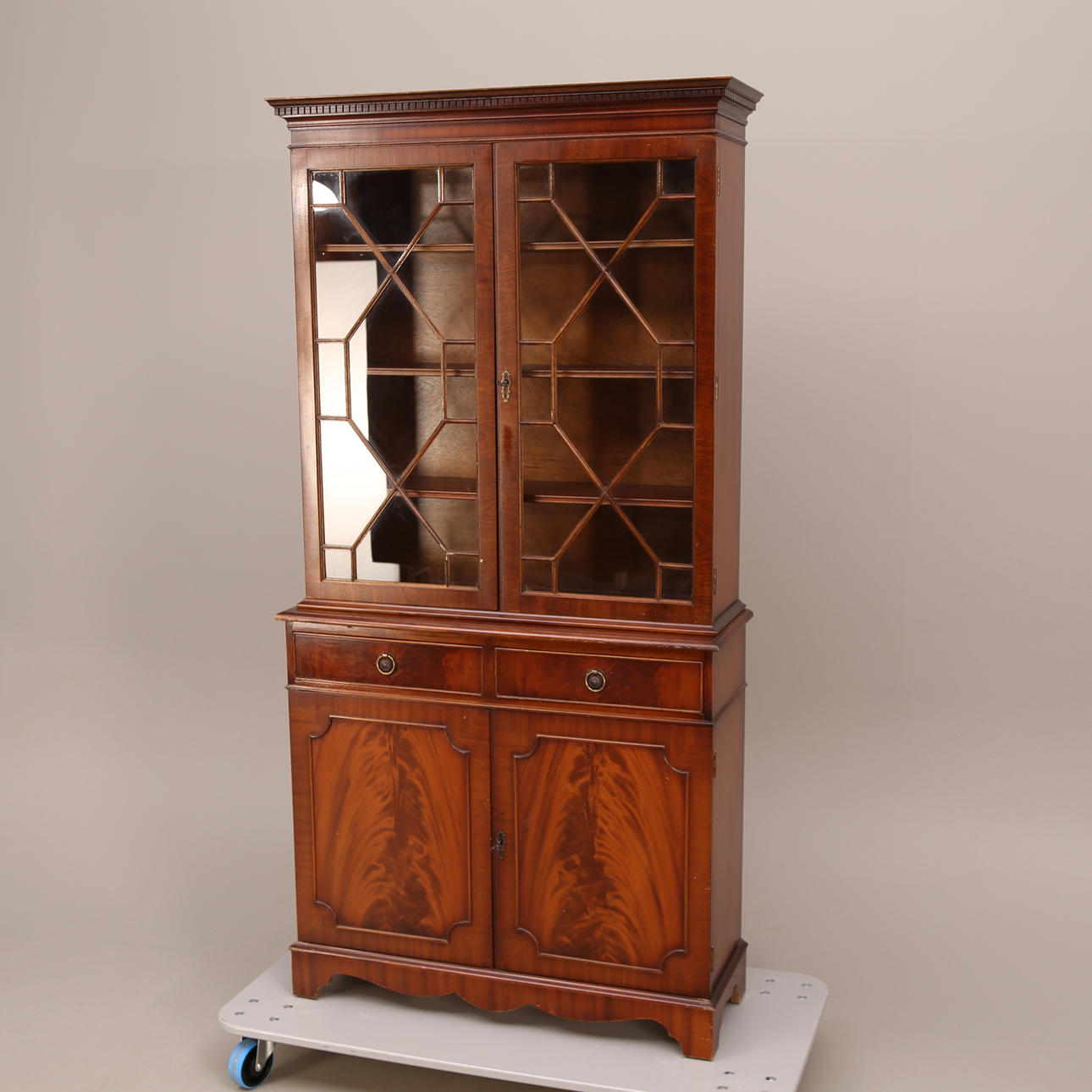 VITRINSKÅP, mahogny, tvådelat, 1900-tal.