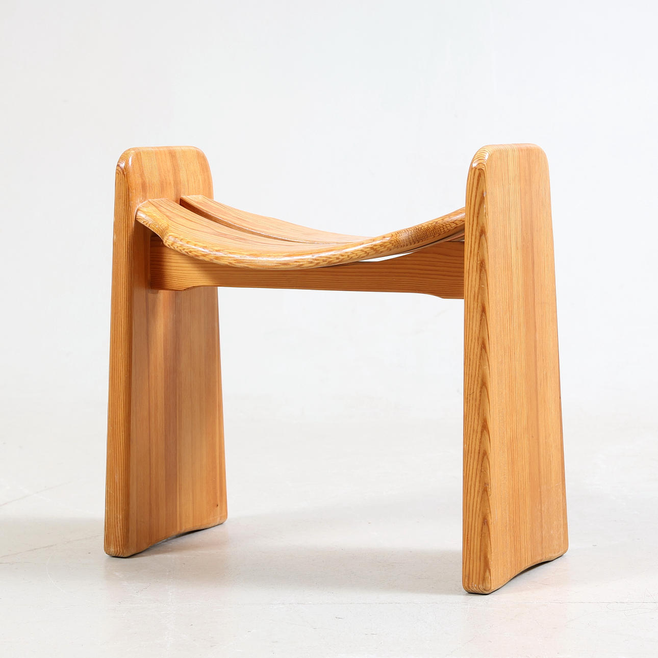 GILBERT MARKLUND. JAKKARA, ”Jonte”, furusnickarn AB, formgiven 1969.