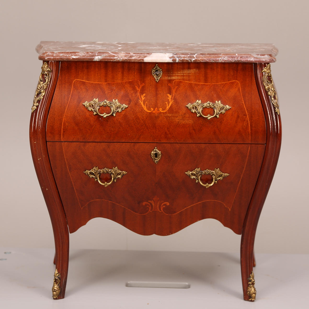 STILBYRÅ med STENSKIVA, mahognyfanér / intarsia, rokokostil, 1900-tal.