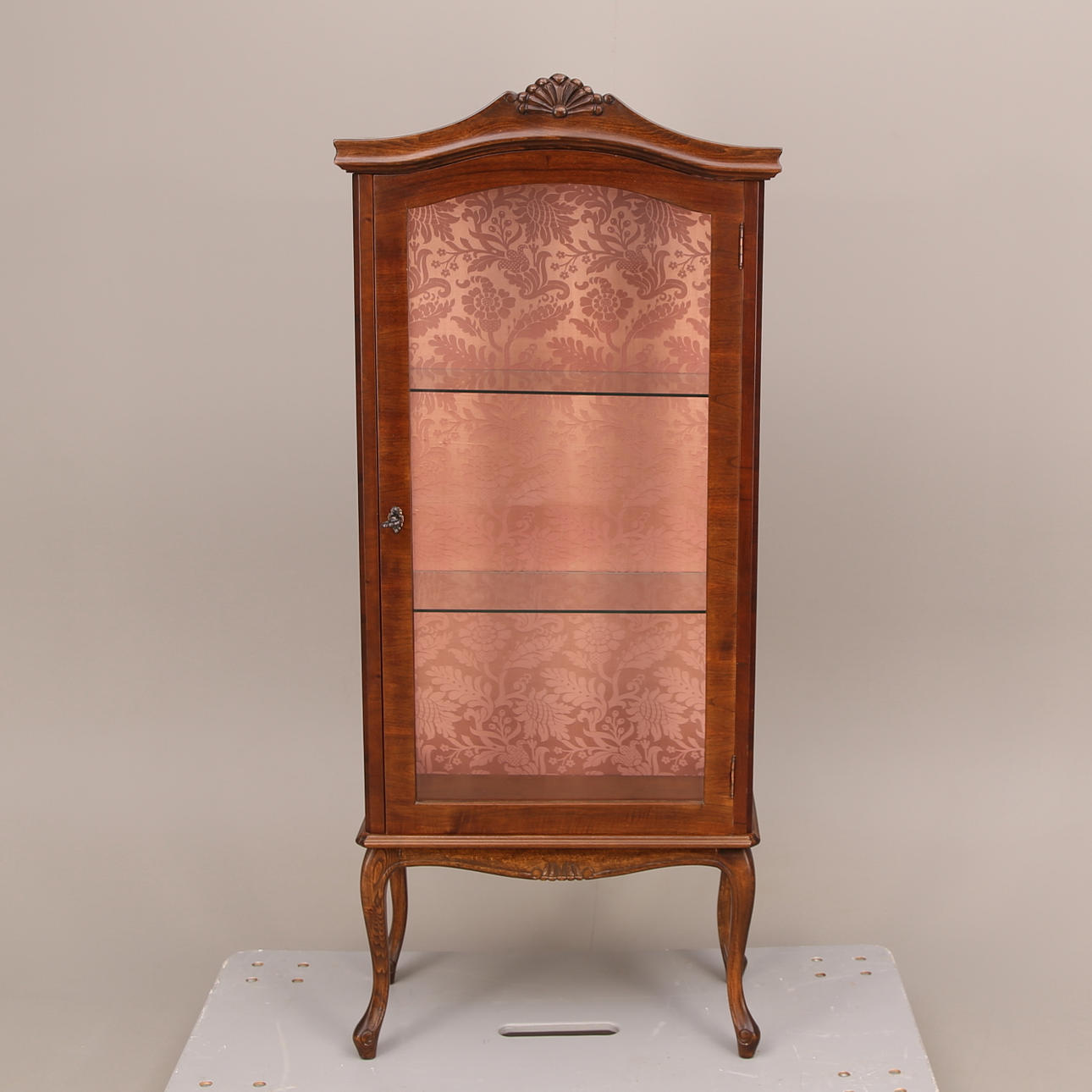 VITRINSKÅP, nyrokokostil, två glashyllor, 1900-tal.