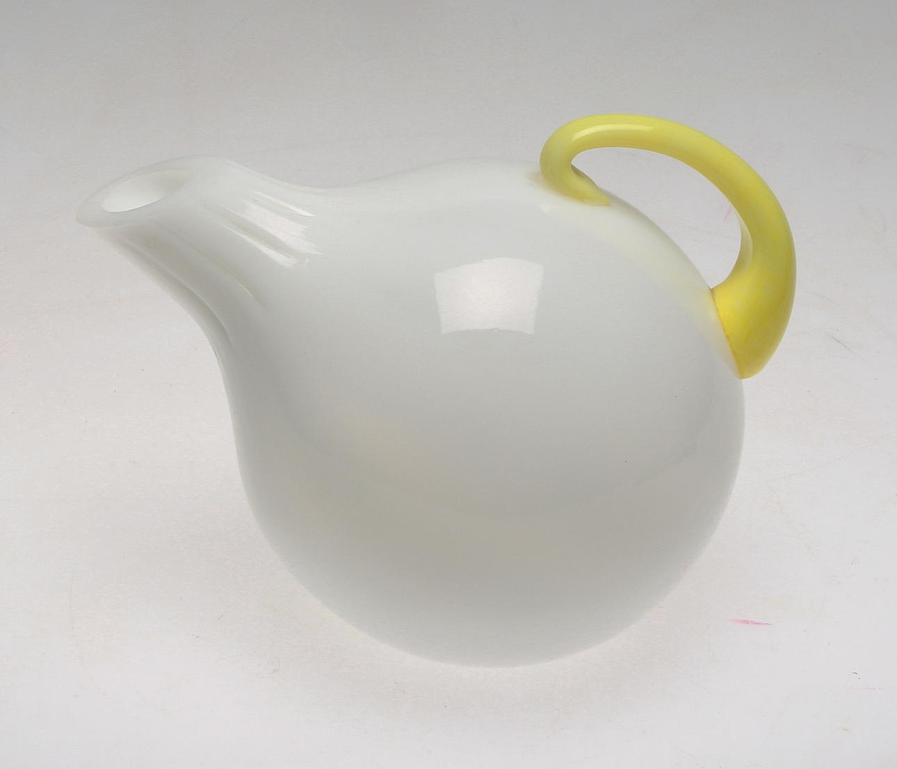 TILLBRINGARE, glas, möjligen Monica Backström, Kosta Boda, 1900-talets andra hälft.