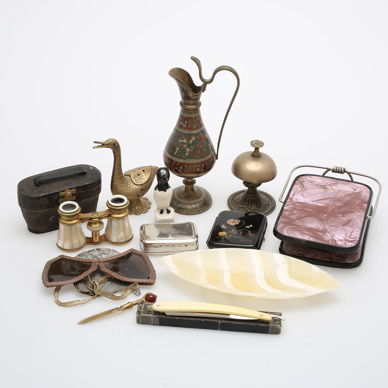 TEATERKIKARE, BORDSKLOCKA, RAKSPEGEL m.m.