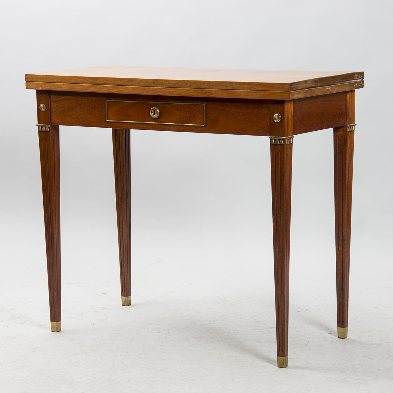 SPELBORD, mahogny med bronser, gustaviansk stil, 1900-tal.