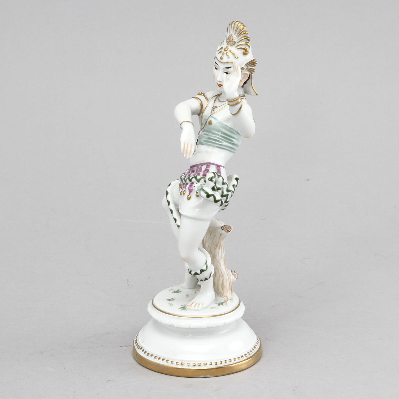 FIGURIN i form av ormtjuserska, modellnr 138, porslin. Richard Förster, Rosenthal 1926.