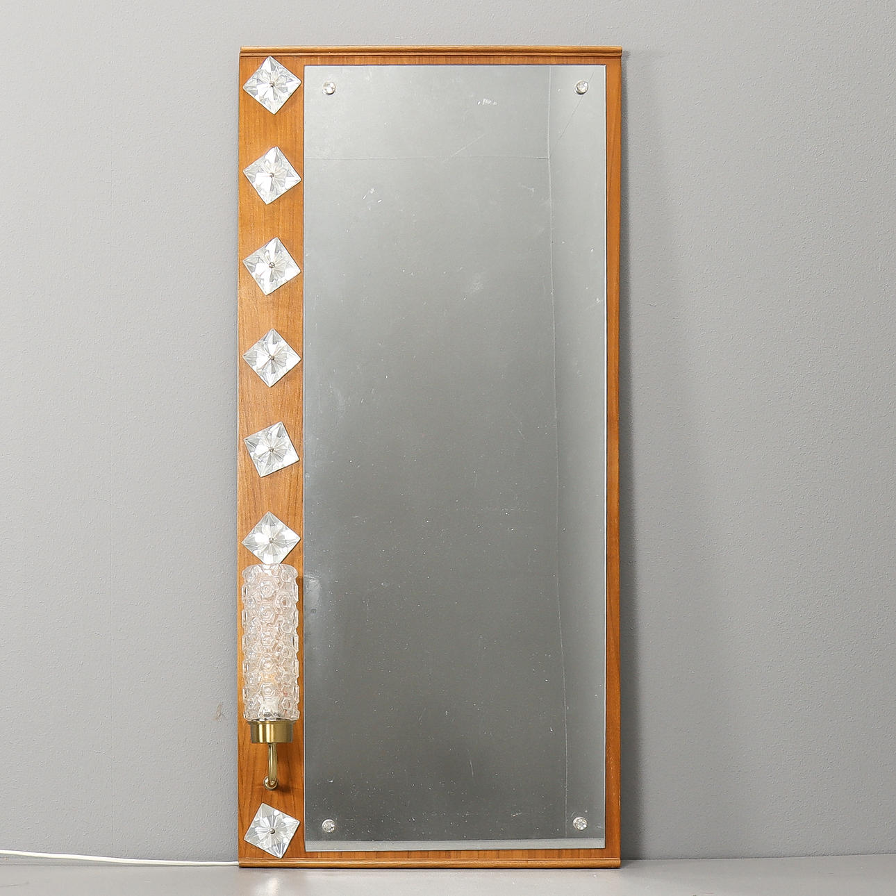 MIRROR with lighting.