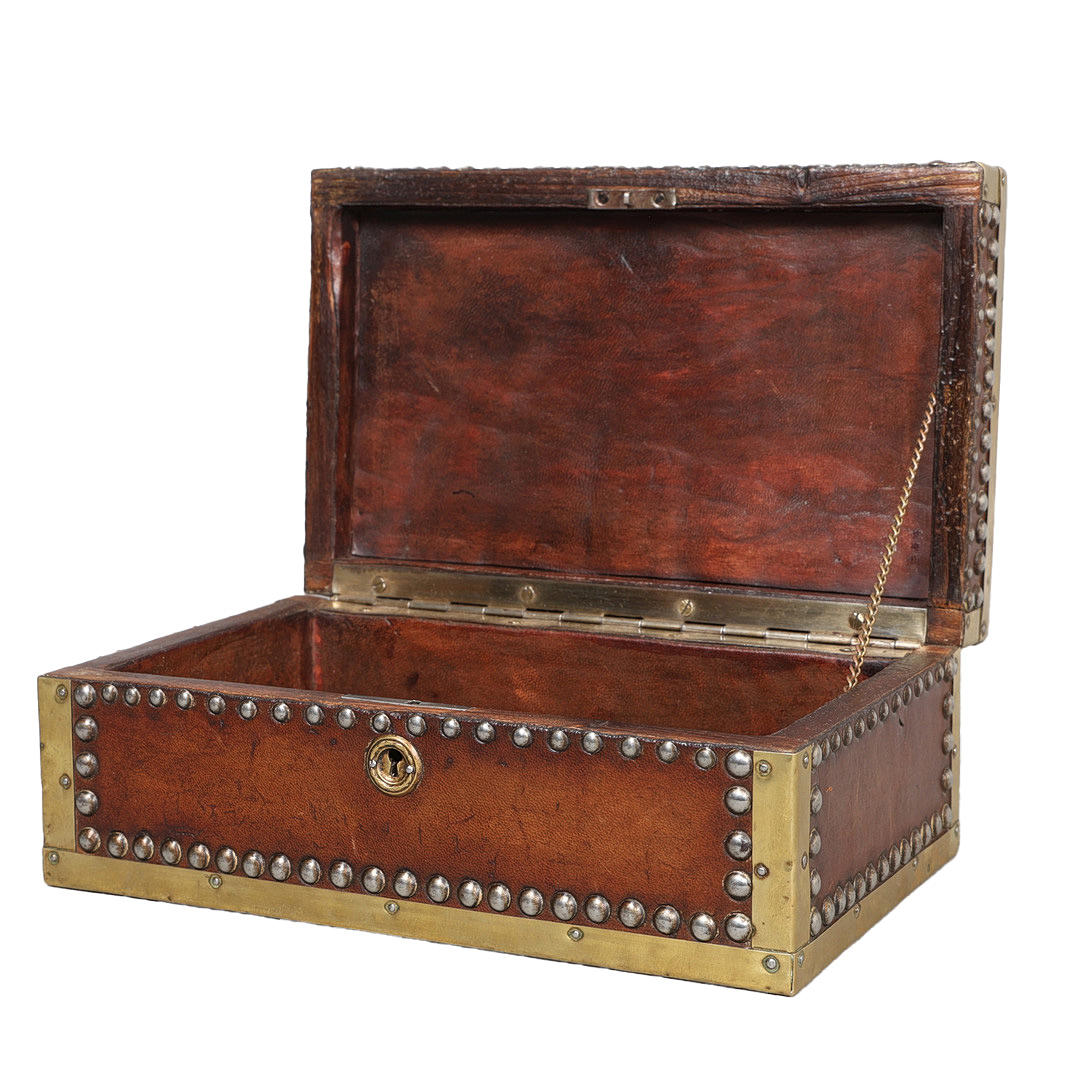 AN EARLY 20TH CENTURY LEATHER CLAD & IRON STUD BOX.
