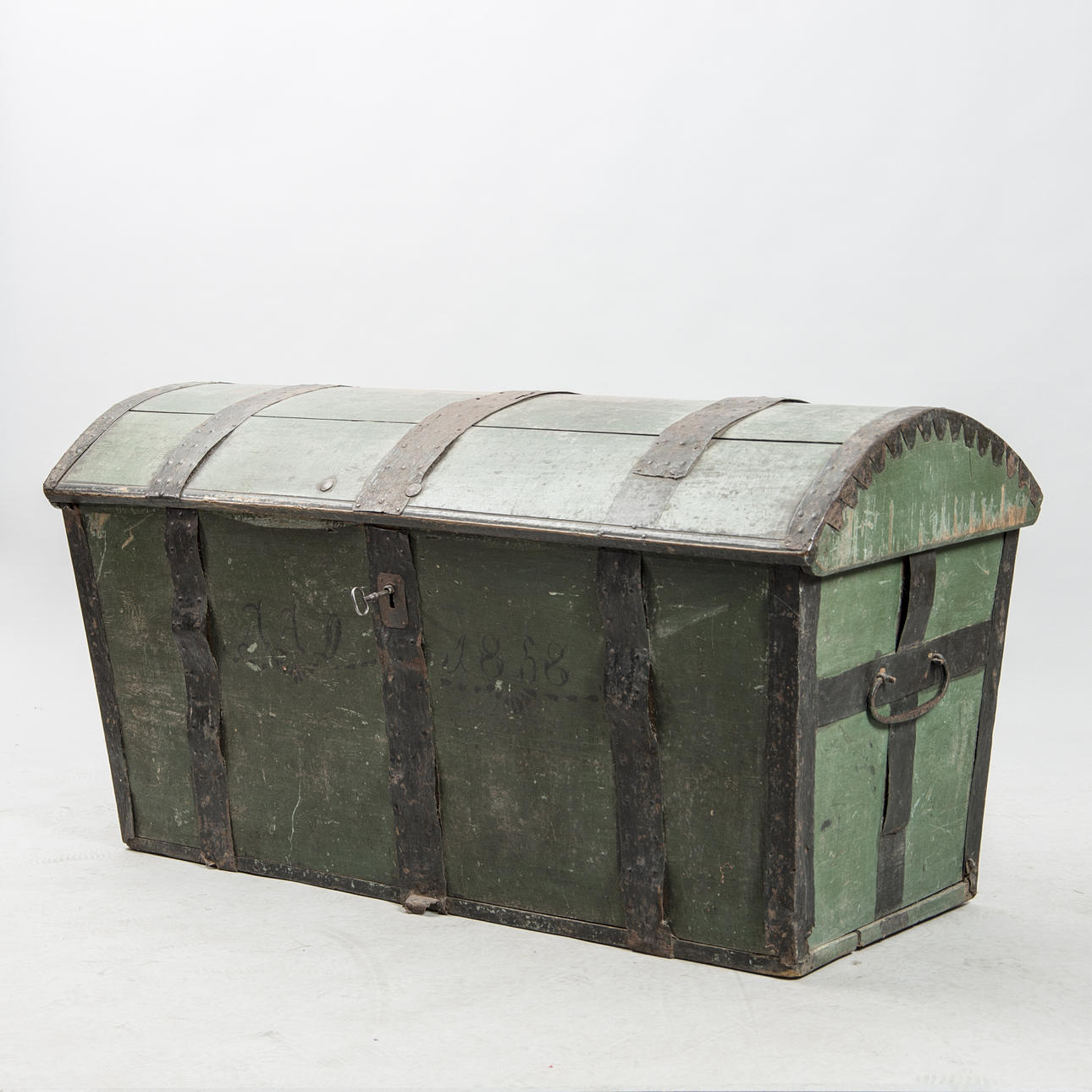 KISTA, daterad 1858, grönmålad med smidesbeslag.