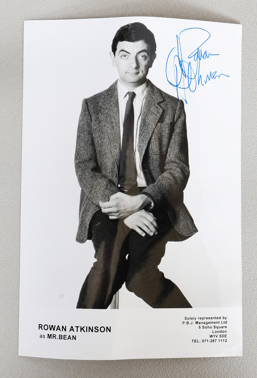 ROWAN ATKINSON SIGNERAT FOTOGRAFI. Böcker, Kartor & Handskrifter ...