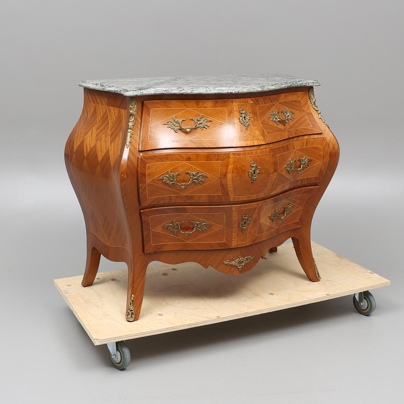 BYRÅ med stenskiva, rokokostil, AB Rococo-Möbler Fredriksdal, 1900-tal.