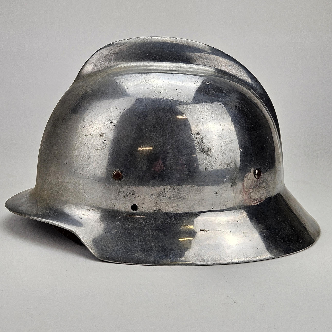 Brandhjelm, metal, 20. århundrede.