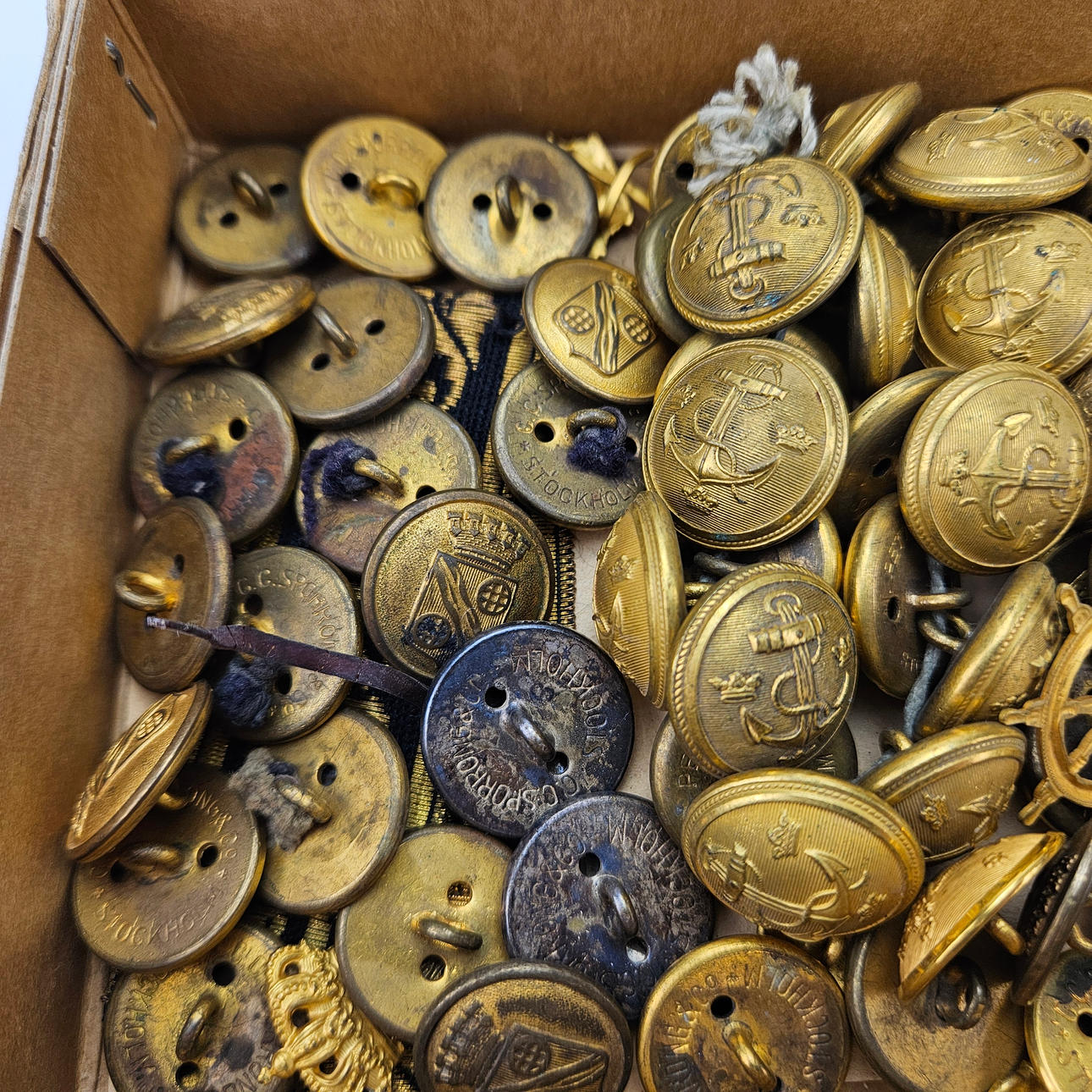 BUTTONS, RIBBONS AND BADGES, including navy. Weapons & Militaria ...