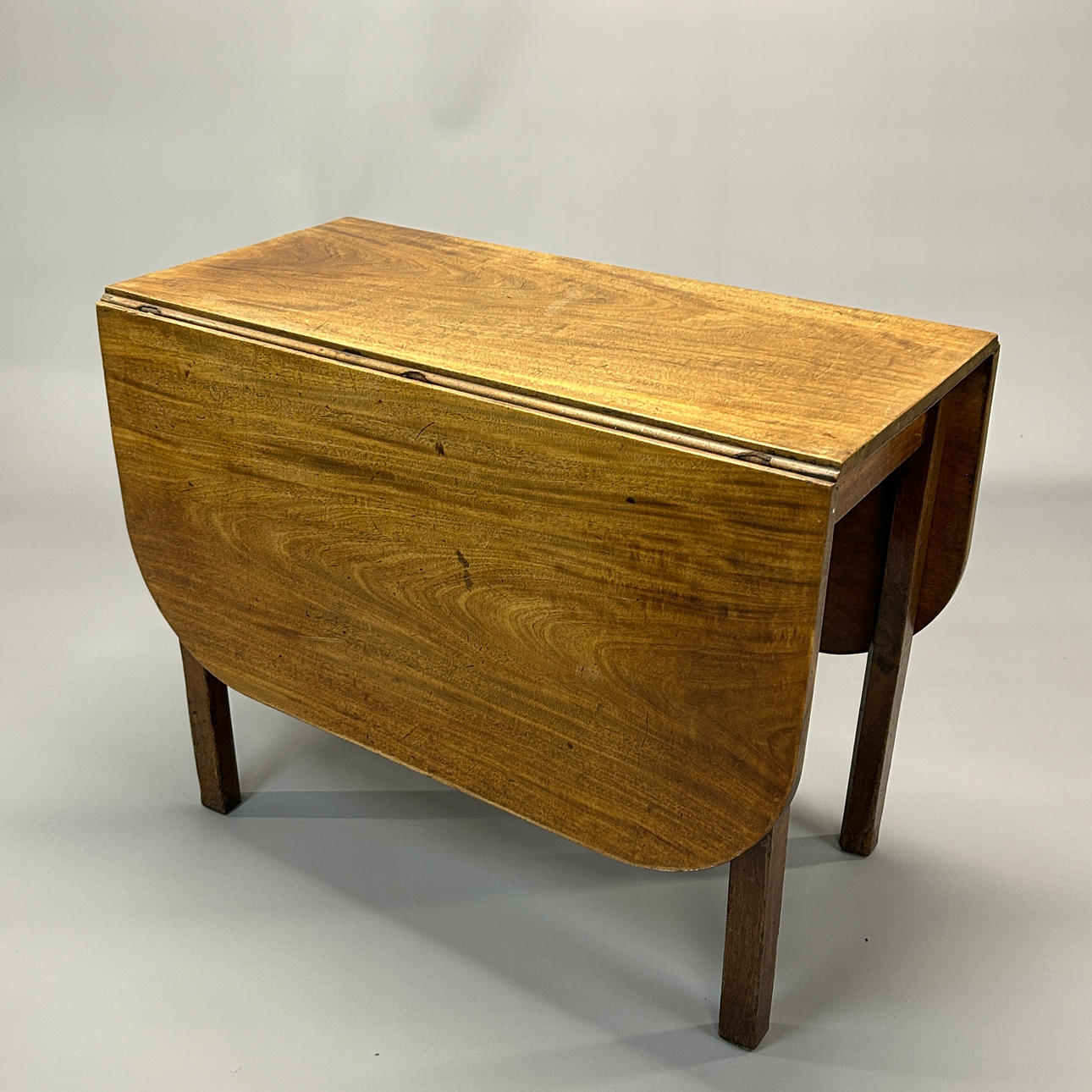 LIGHT MAHOGANY DROPLEAF TABLE.