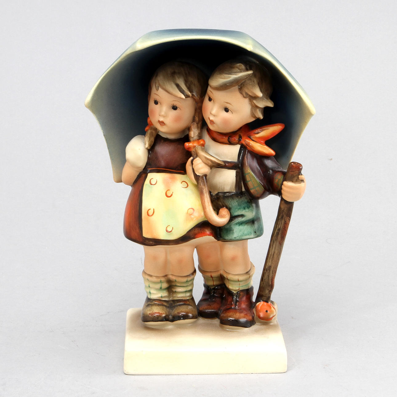 FIGURIN, Barn under paraply, porslin, M.J. Hummel.