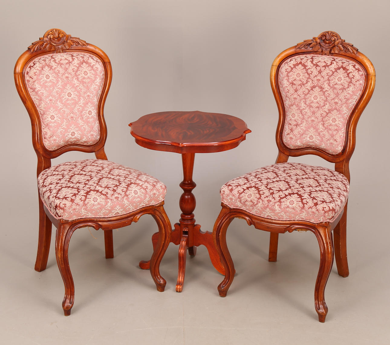 SALONGSGRUPP, 3 delar, mahogny, nyrokokostil, ett par stolar + pelarbord, 1900-tal.