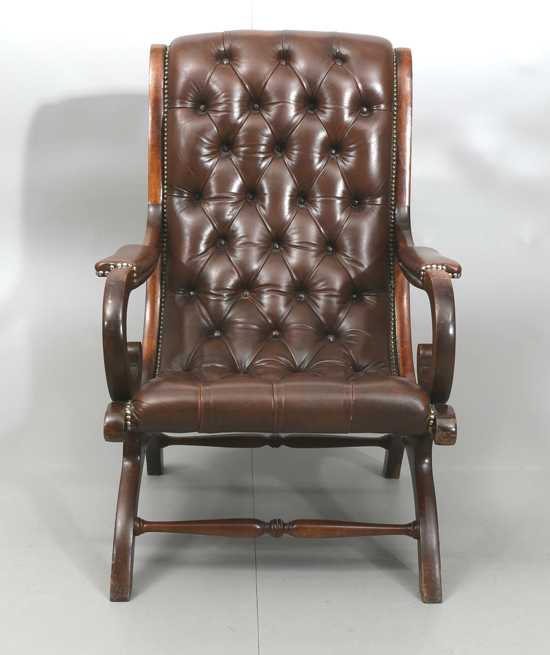 SVANFÅTÖLJ, brunt skinn och mahogny, djuphäftad, 1900-talets andra hälft.