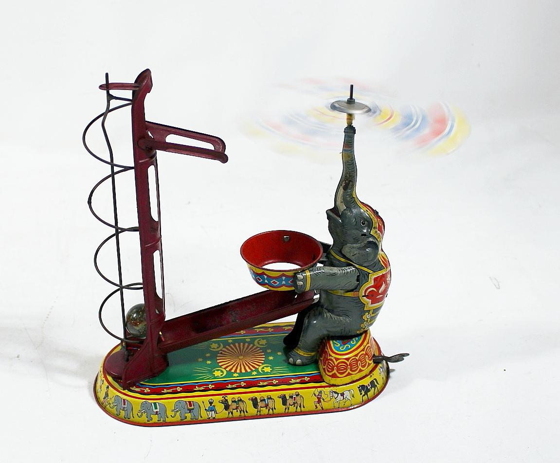 PLÅTLEKSAK, cirkuselefant, Tyskland.