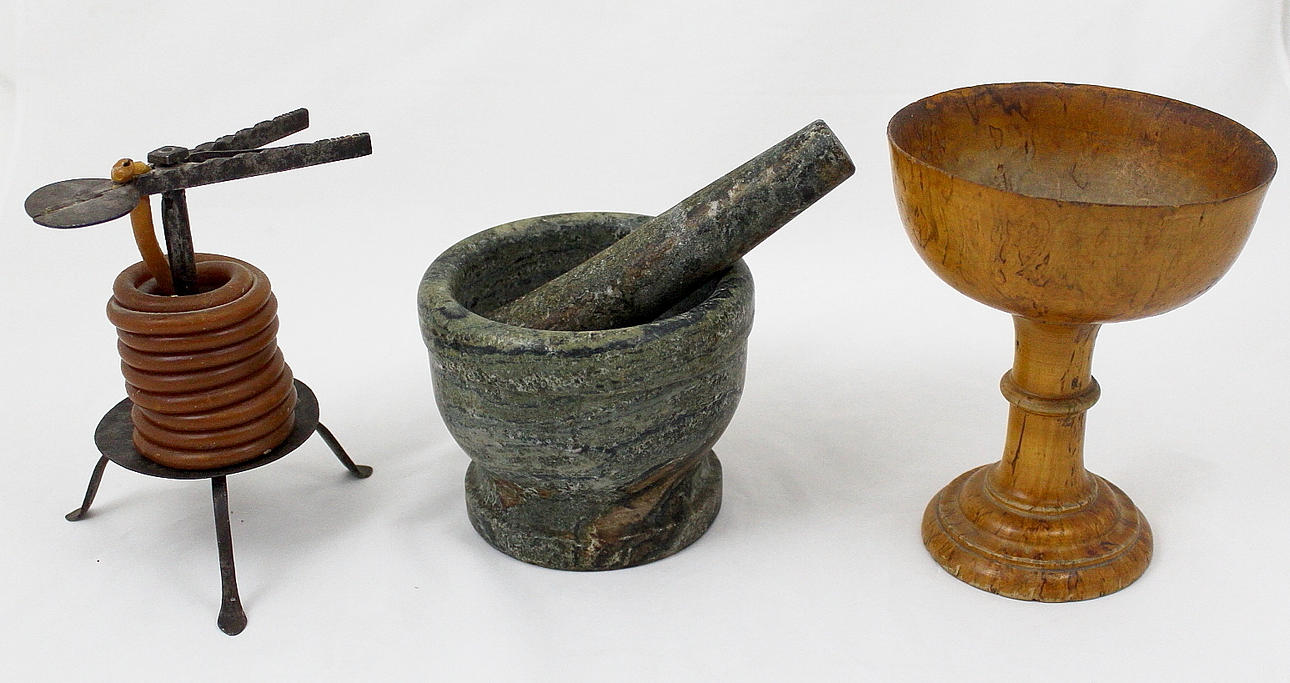 DIVERSE ALLMOGE, mortel i Kolmårdenmarmor, stumpastake, träkalk.