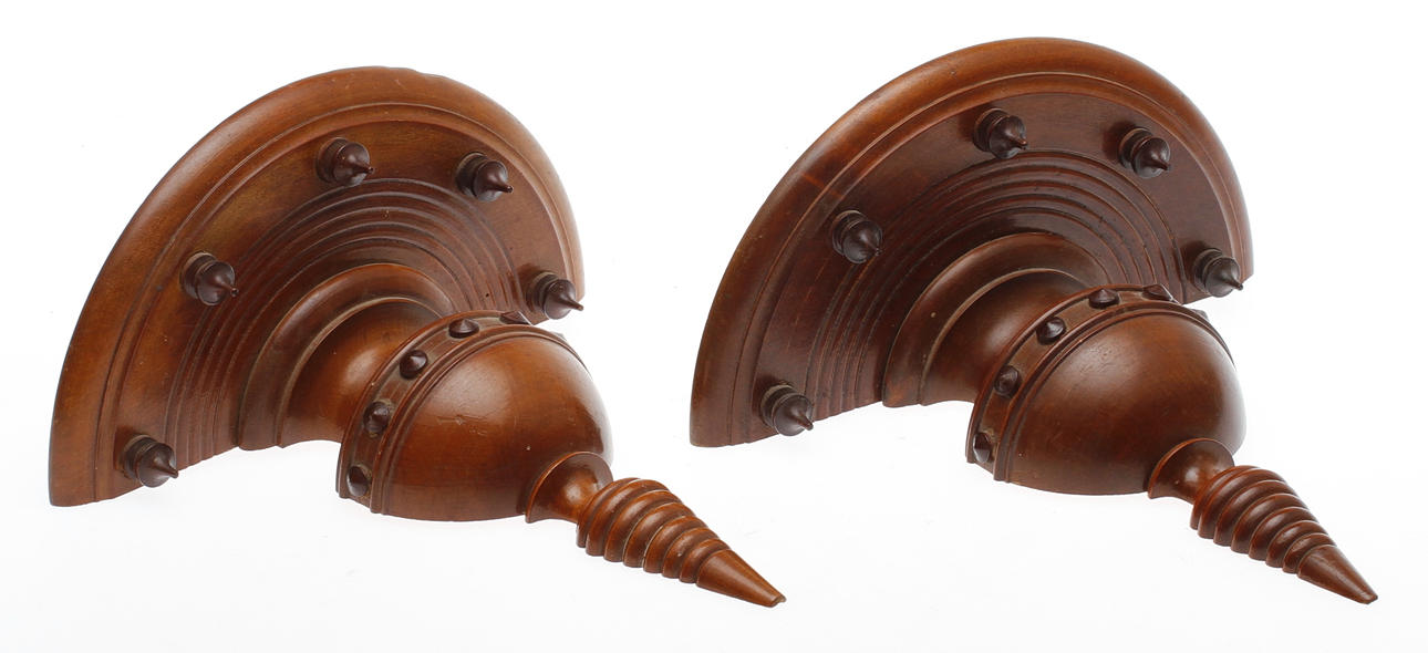 VÄGGKONSOLER, ett par, valnöt, omkring 1900.
