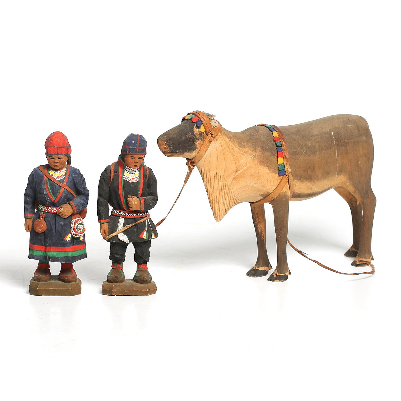 TORBORG LINDBERG-KARLSSON. Skulpturer, 3 delar trä, samer, ren ev ej Torborg Lindberg. Signerade T.L.