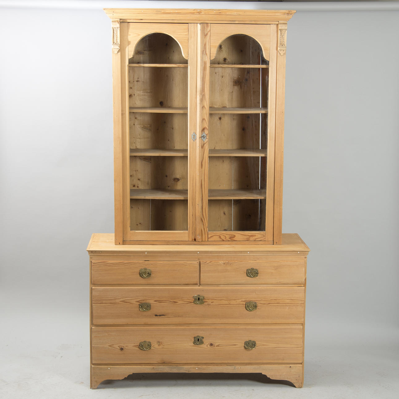 BYRÅ MED VITRINÖVERDEL, avlutad fur, sent 1800-tal.