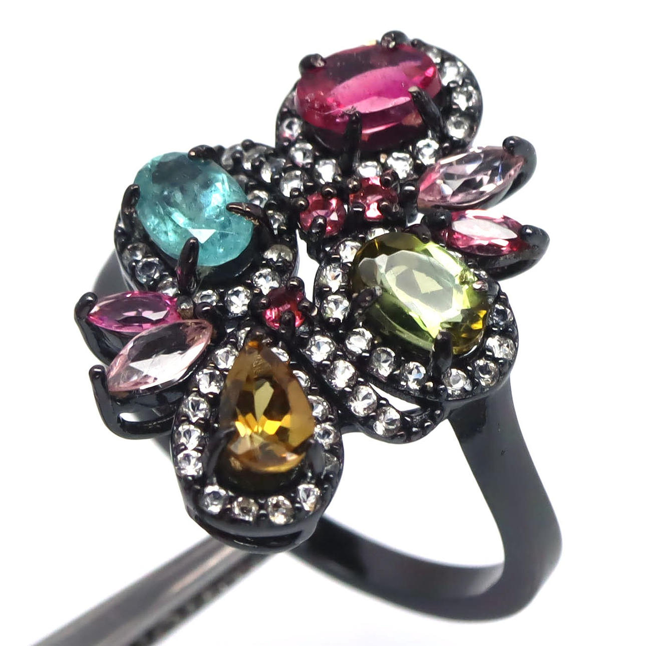 GEMSTONE SILVER RING.