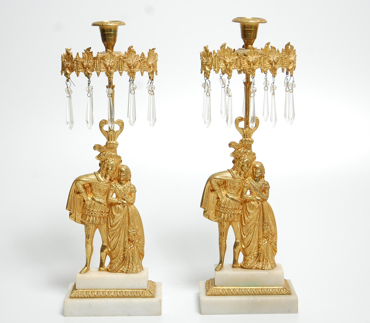 LJUSSTAKAR, 1 par, förgylld brons på marmorsockel, 1800-tal.