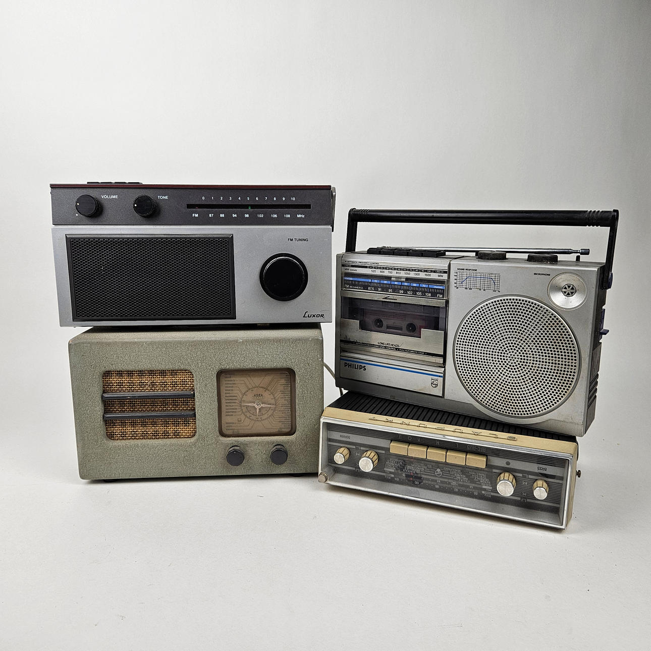 4 x Funkgeräte, Luxor, Blaupunkt Derby, ASEA und Philips.