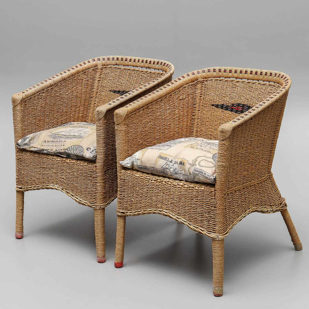 Ein Paar Korbstühle aus Korbgeflecht, 20. Jahrhundert.
