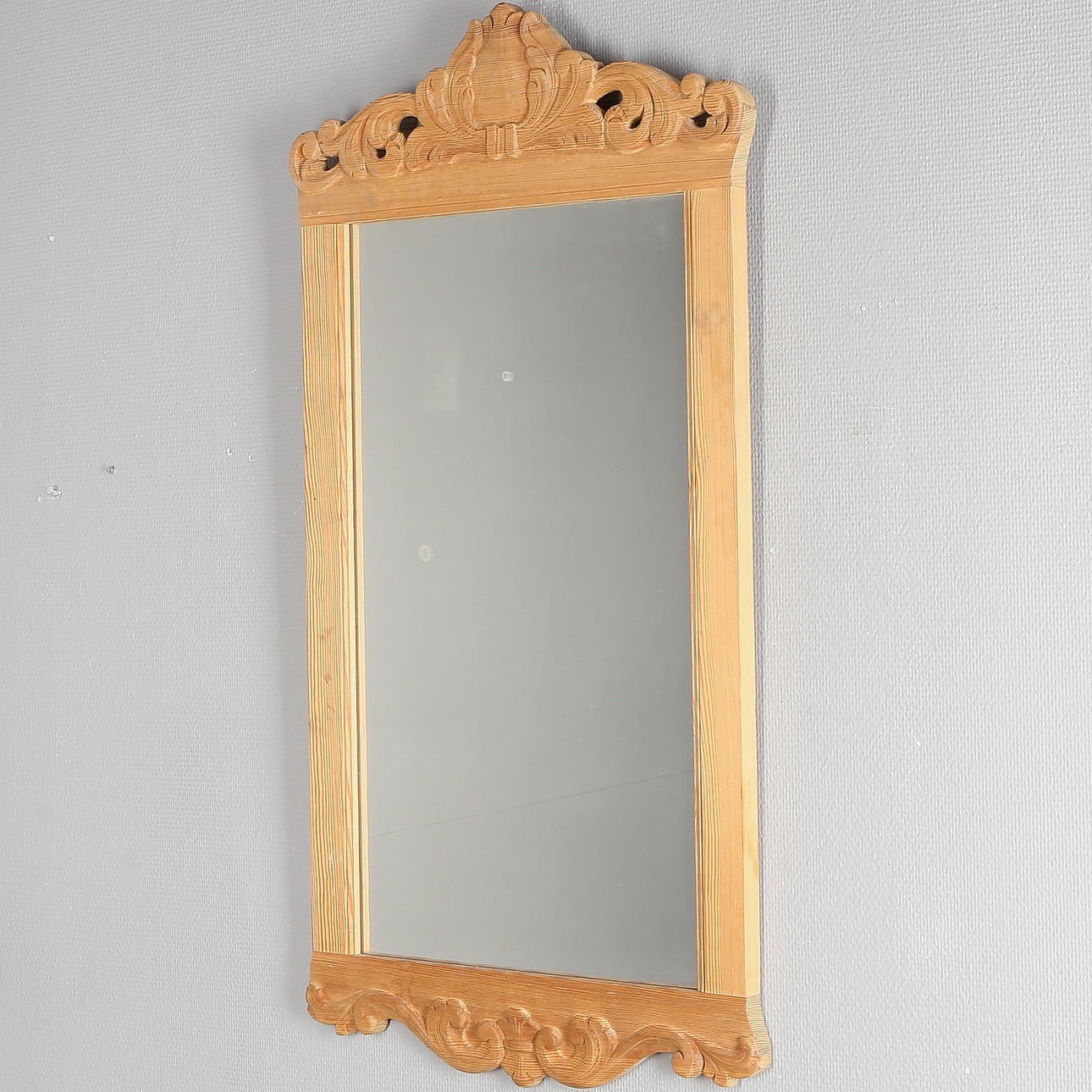 SPEGEL, med snidad fururam, Krogenäs Möbler, Norge, 1900-tal.