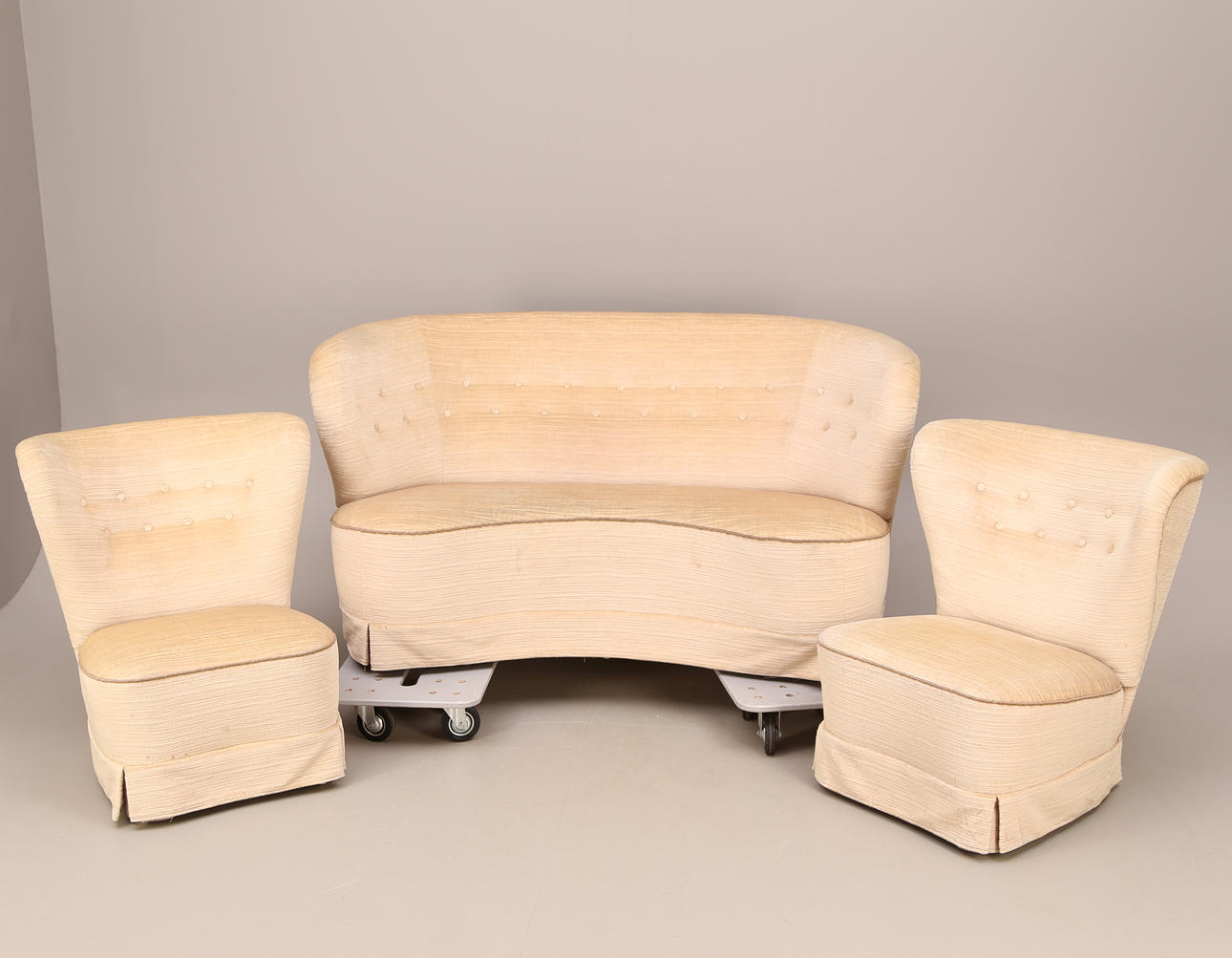 SOFFGRUPP, 3 delar, beige, soffa + ett par fåtöljer, 1900-tal.