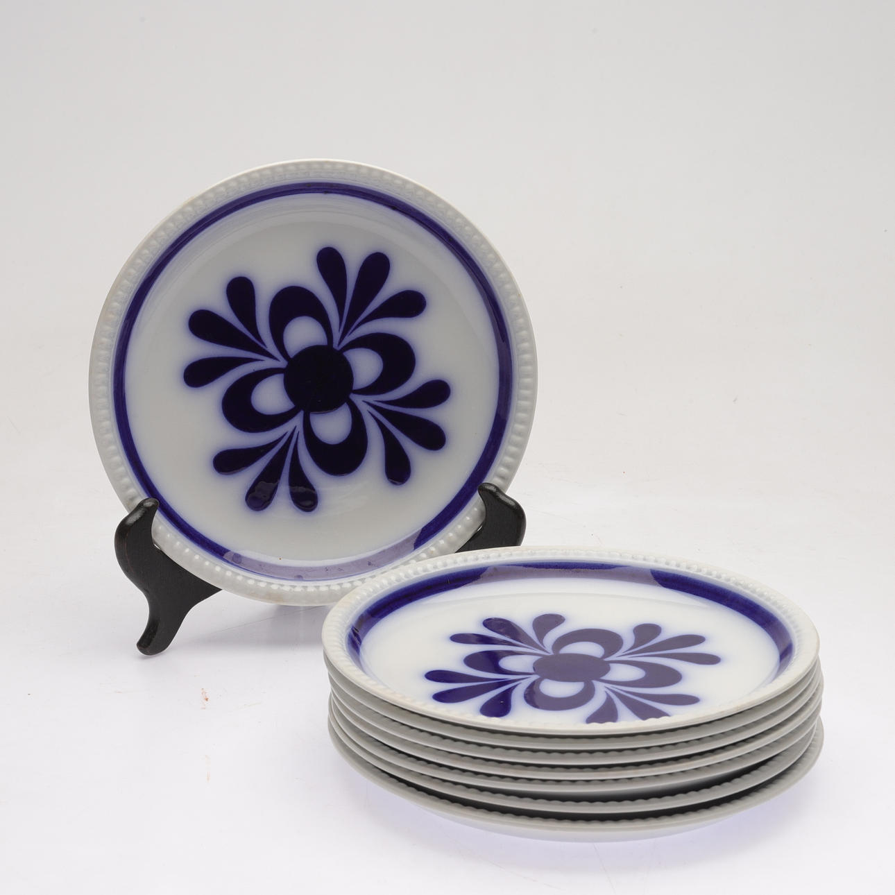 A set of 8 flintware sets, “Blå Blom”, Upsala-Ekeby, Gefle