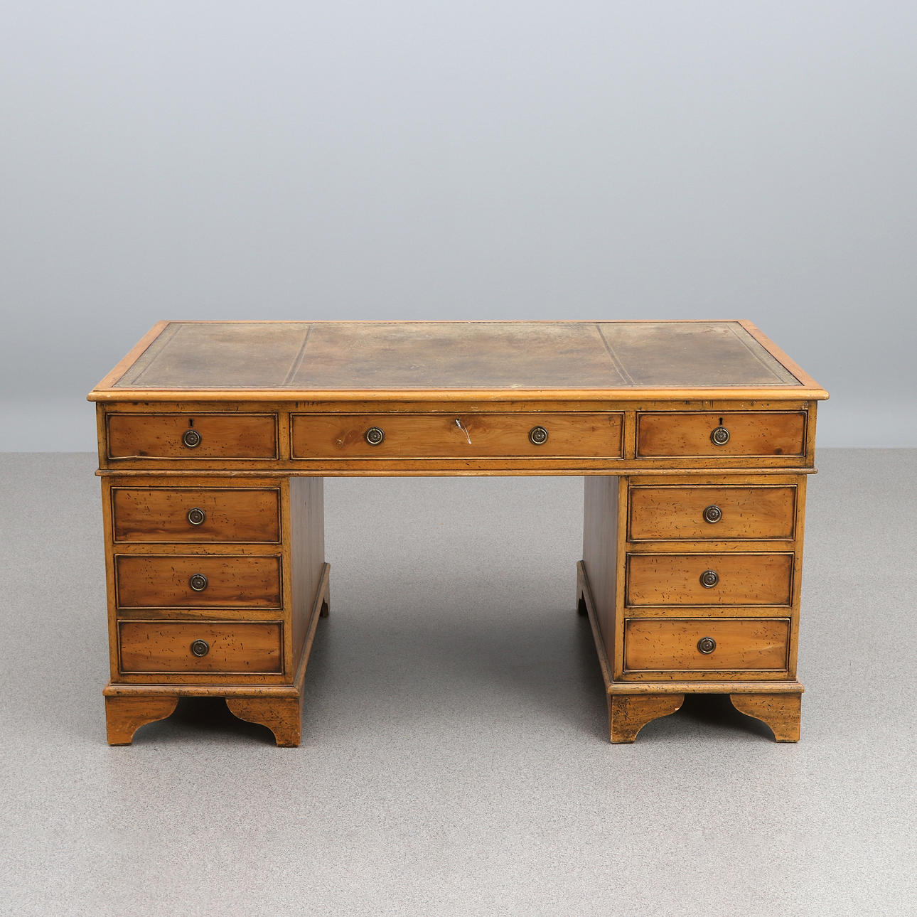 SCHREIBTISCHE. Eibe mit lederbezogenem Brett. England, 20. Jahrhundert.  Mbel - Tische - Auctionet