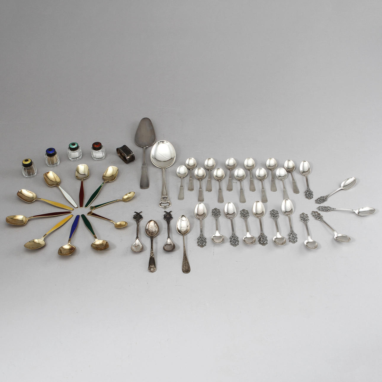 SILVER och 4 STRÖARE, 41 delar silver, silvervikt ca 600 gram.