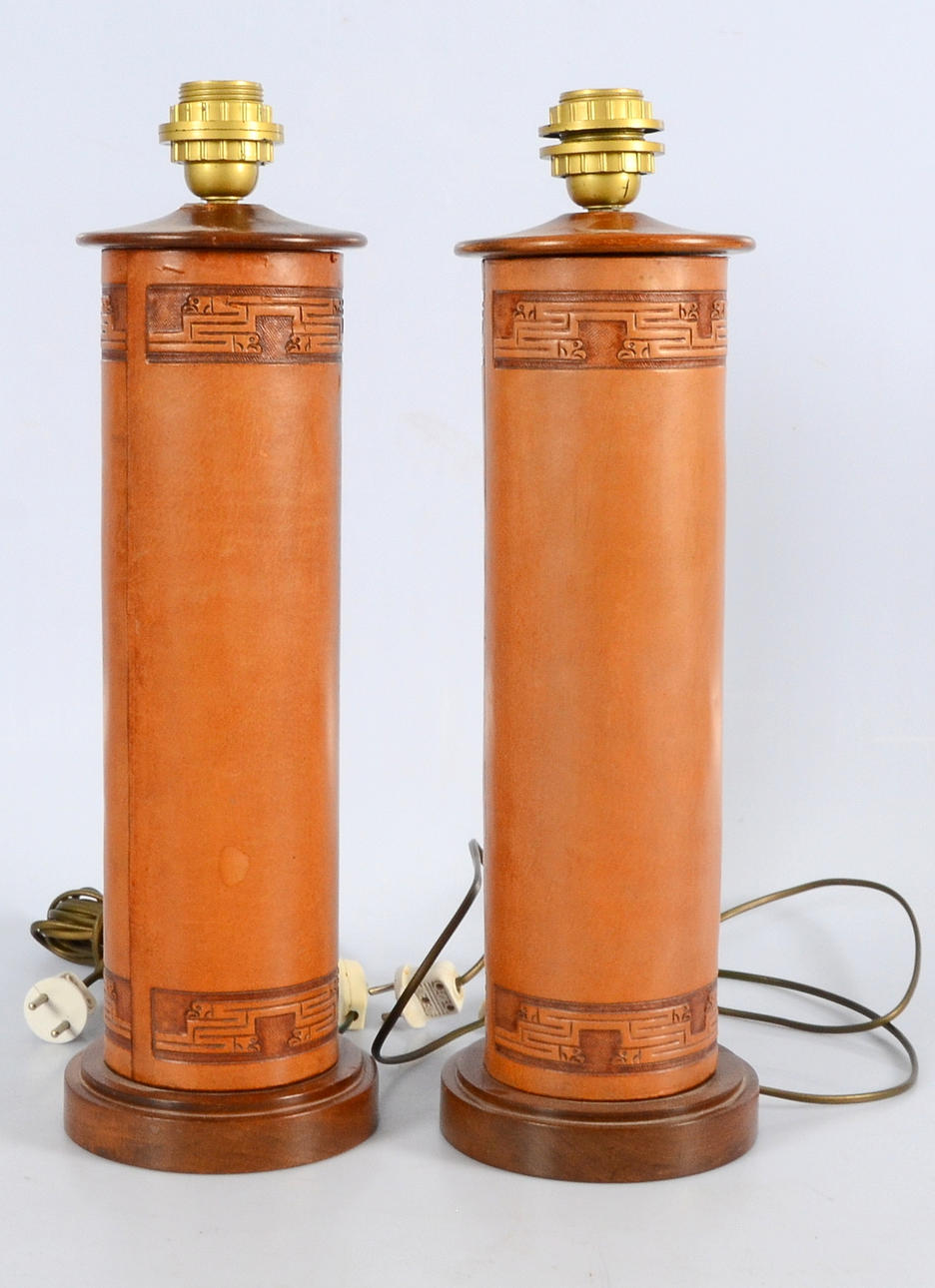 BORDSLAMPOR, ett par, läderklädd lampfot, 1900-talets andra hälft.