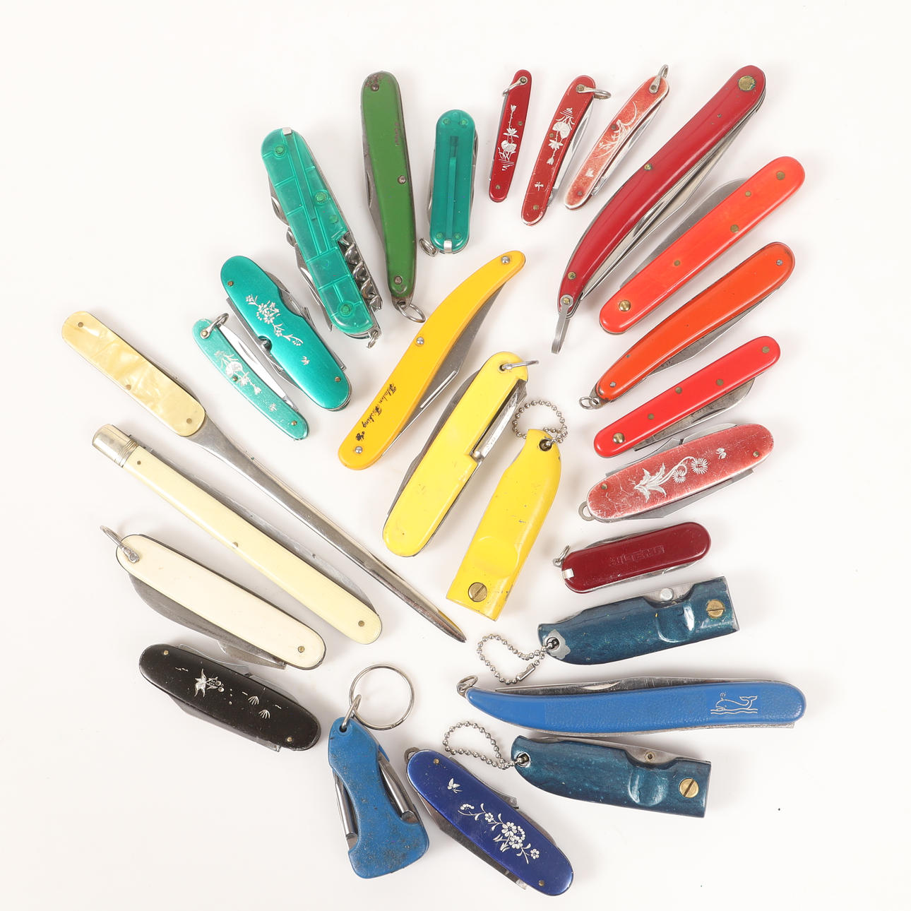 FOLDING KNIVES AND RAZORS, 26 pieces.