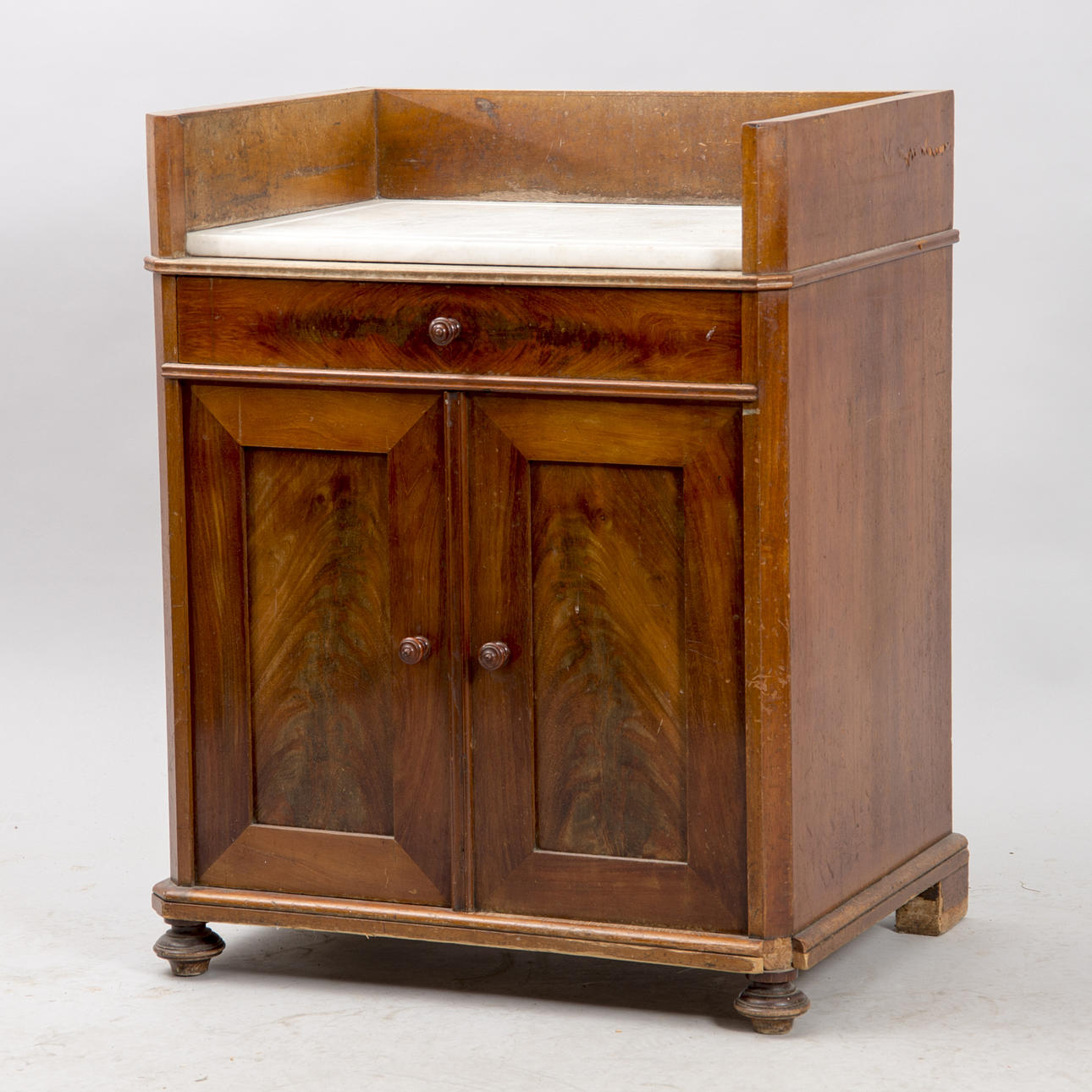 KOMMOD, mahogny med stenskiva, sent 1800-tal.