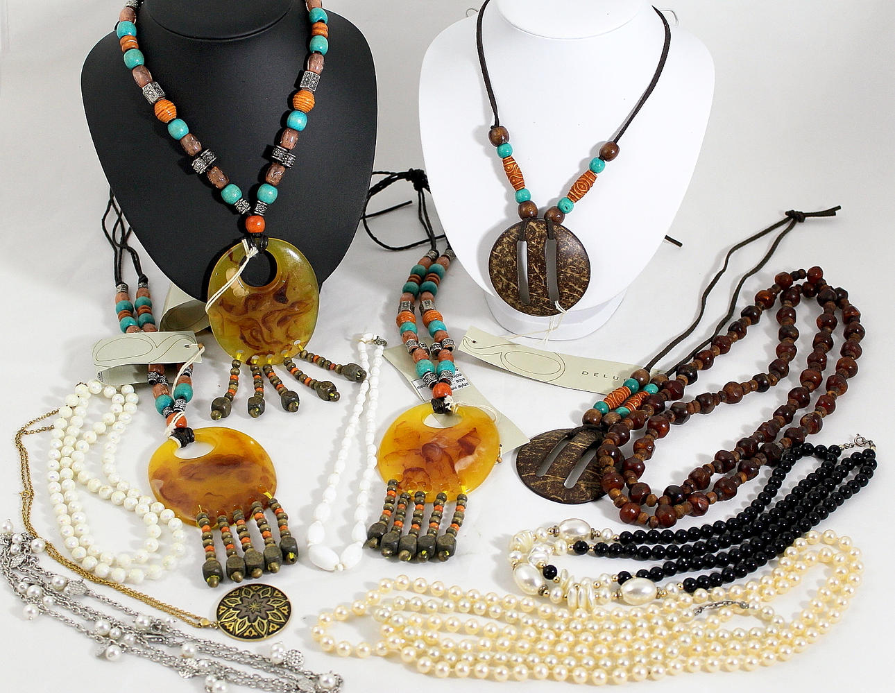 SMYCKEN, bl.a halsband Delucca.