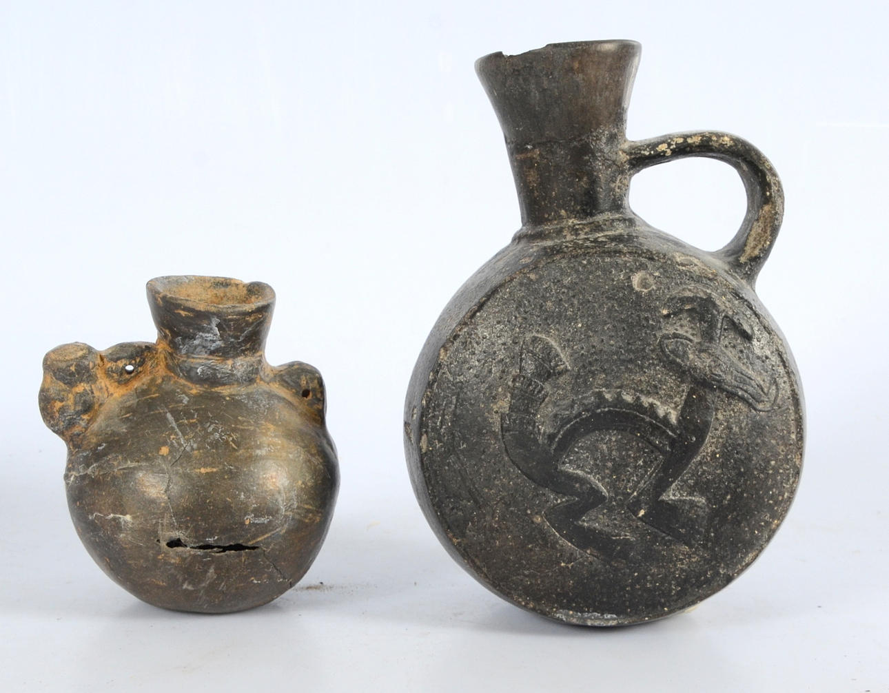 KANNA SAMT VAS, lergods, troligen precolumbiansk, syd/mellanamerika.