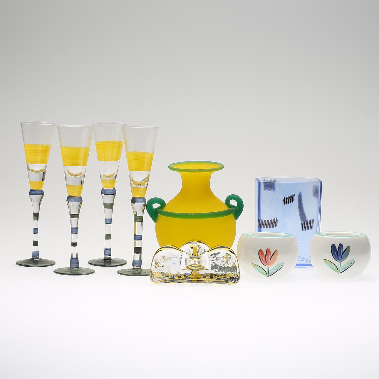 GLASFÖREMÅL, 8 st bla Ulrica Hydman-Vallien, Kosta Boda.