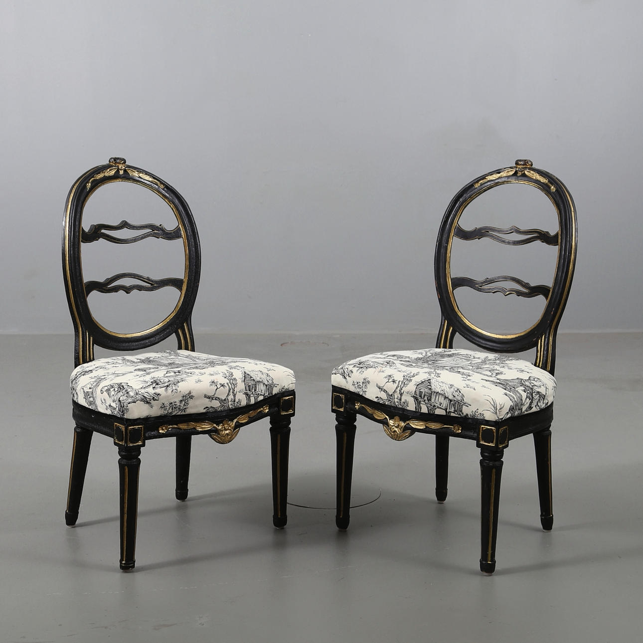 SKRATTSTOLAR, ett par, transitionsstil 1700-talets slut, möjligen Lindome.