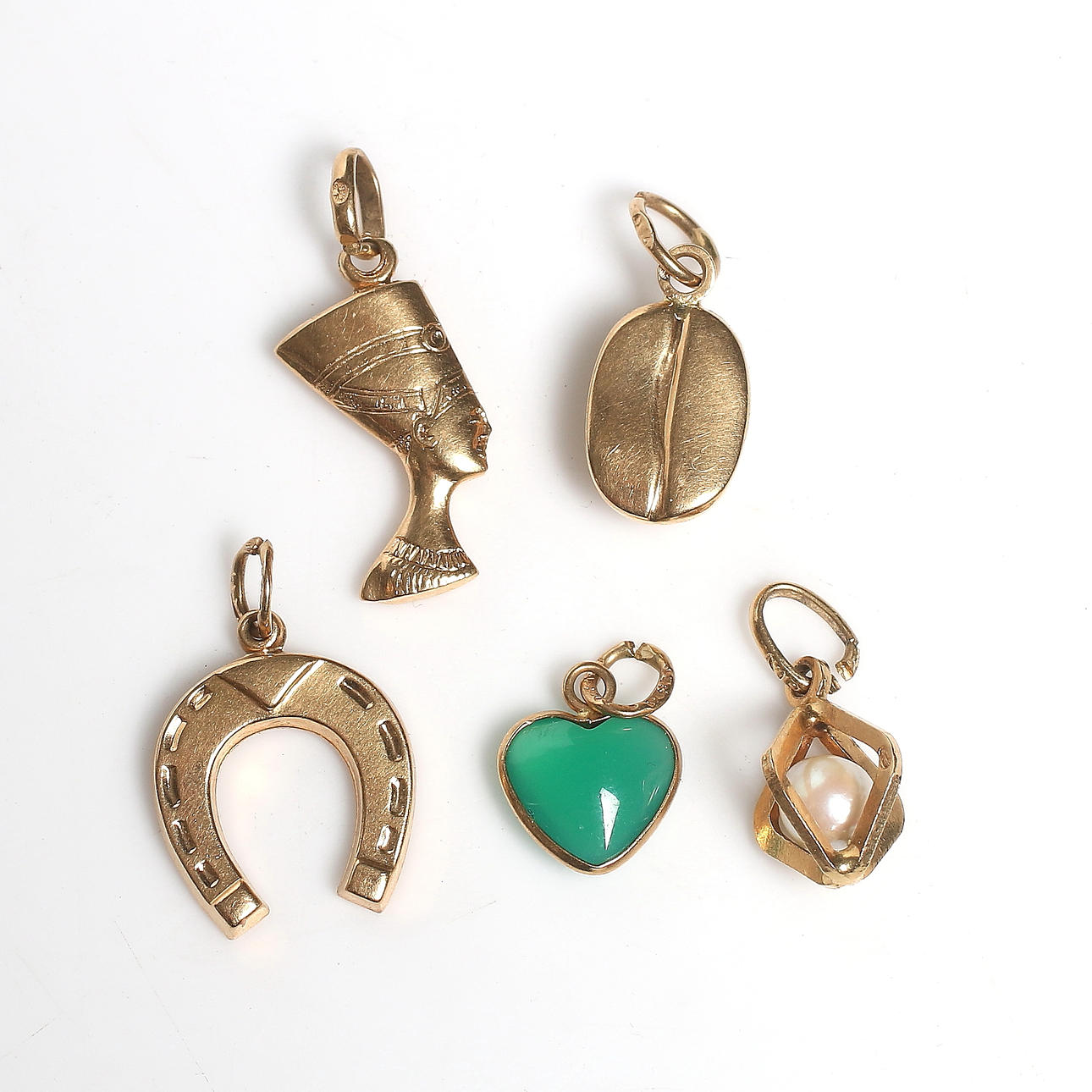 BERLOCKER, 5 st, 18k guld, 1900-tal. Total vikt ca 5 gram.