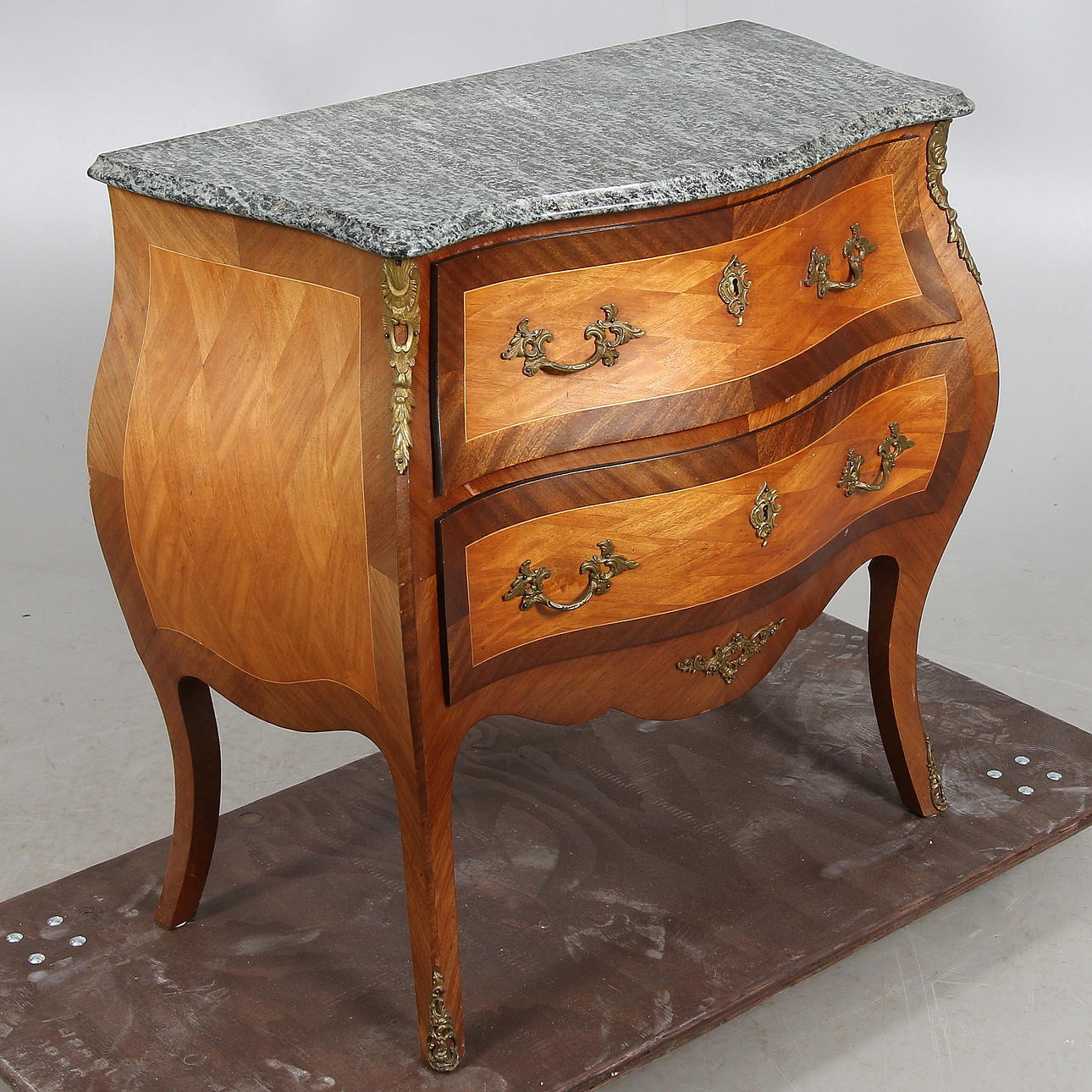 BYRÅ, rokokostil. 1900-tal.