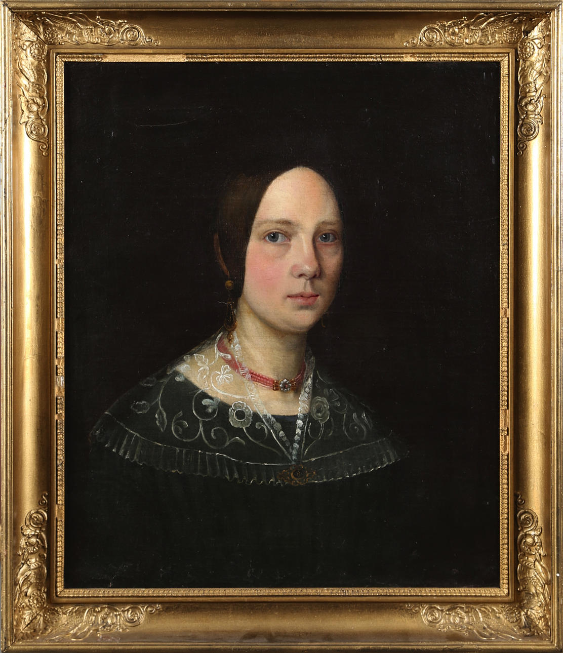 OIDENTIFIERAD KONSTNÄR. Olja på duk, porträtt av dam med korallhalsband. 1800-talets fösta hälft.