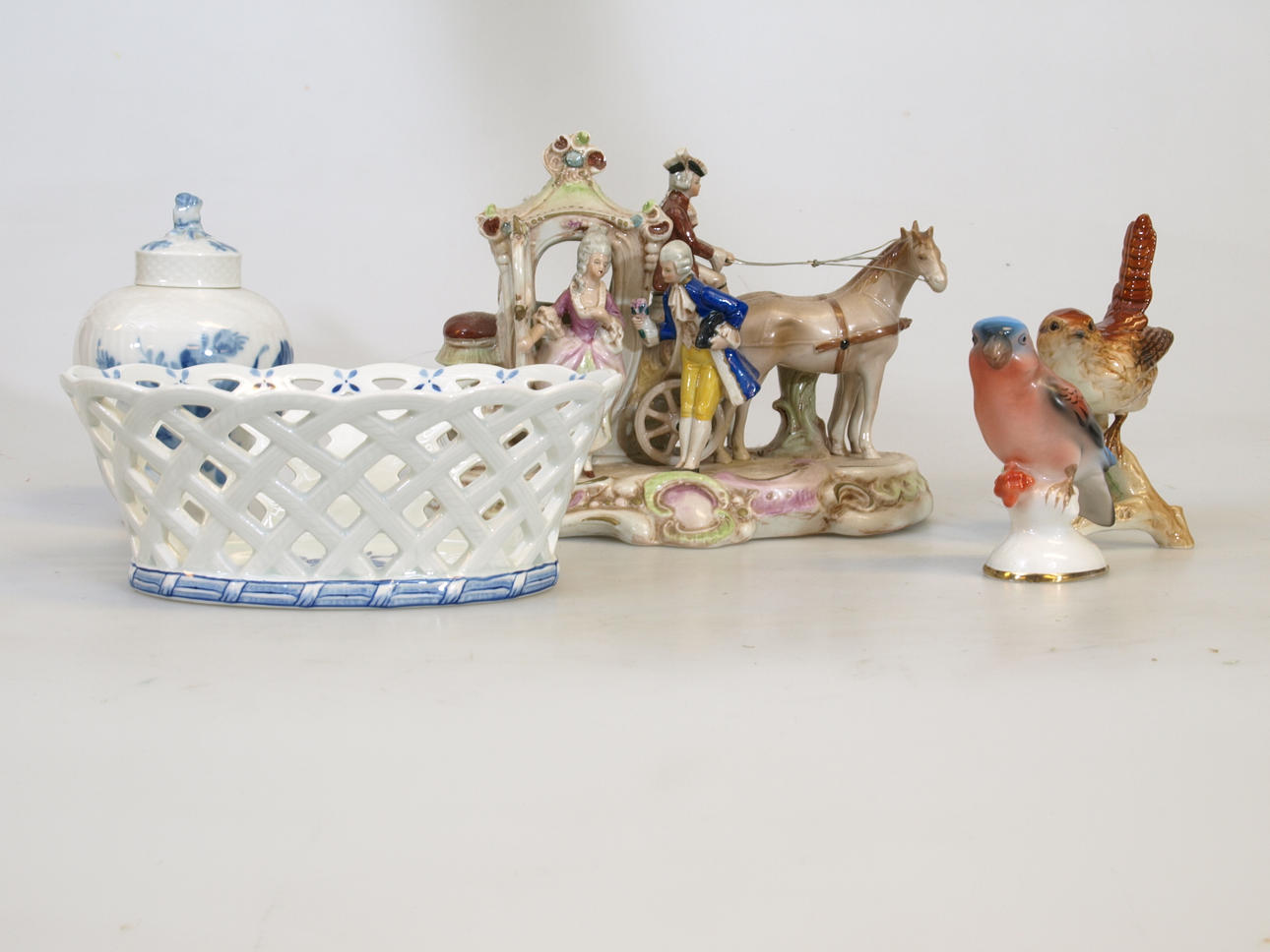 PRYDNADSFÖRMÅL, porslin, 5 stycken, bland annat Kunglig Dansk.