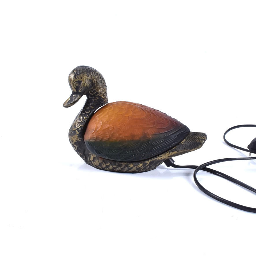 LÁMPARA DE MESA, METAL BRONCEADO CON VIDRIO POLICROMADO.