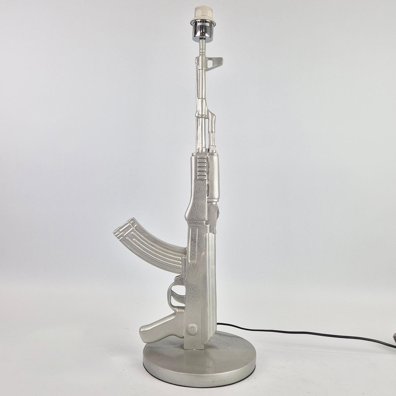 LÁMPARA DE MESA AK-47.
