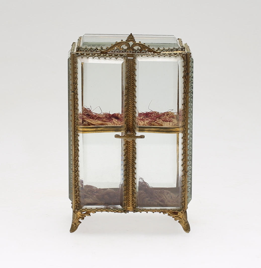 SMYCKESSKRIN, i form av skåp, 1900-tal.