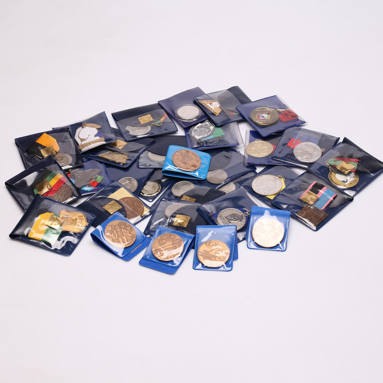 LOT, mønter og badges.