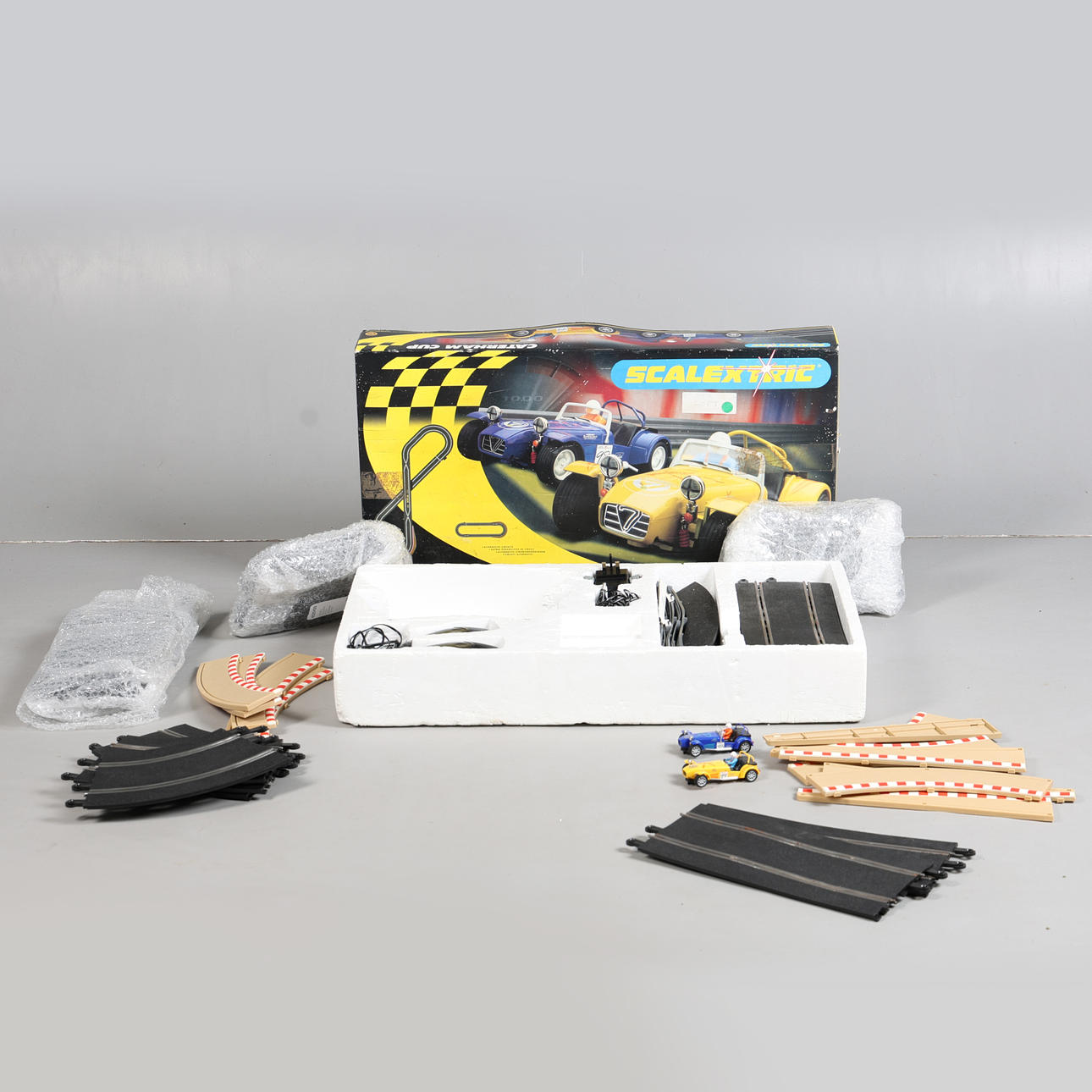 LAATIKKOINEN SCALEXTRIC #C1034 CATERHAM KUPPISETTI.